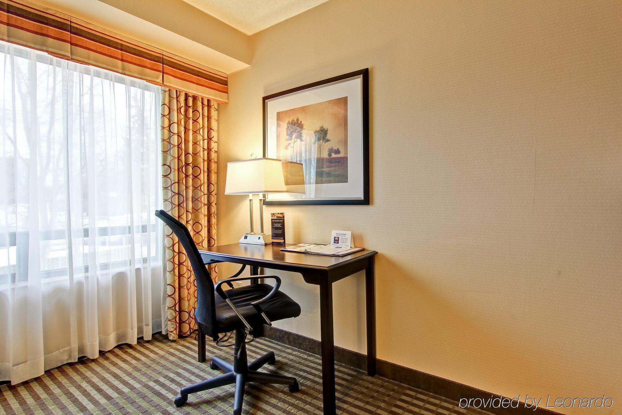 Comfort Inn East Scarborough Торонто Экстерьер фото